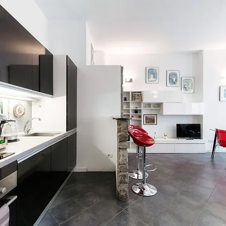 Your Nest In - Aqua Apartment